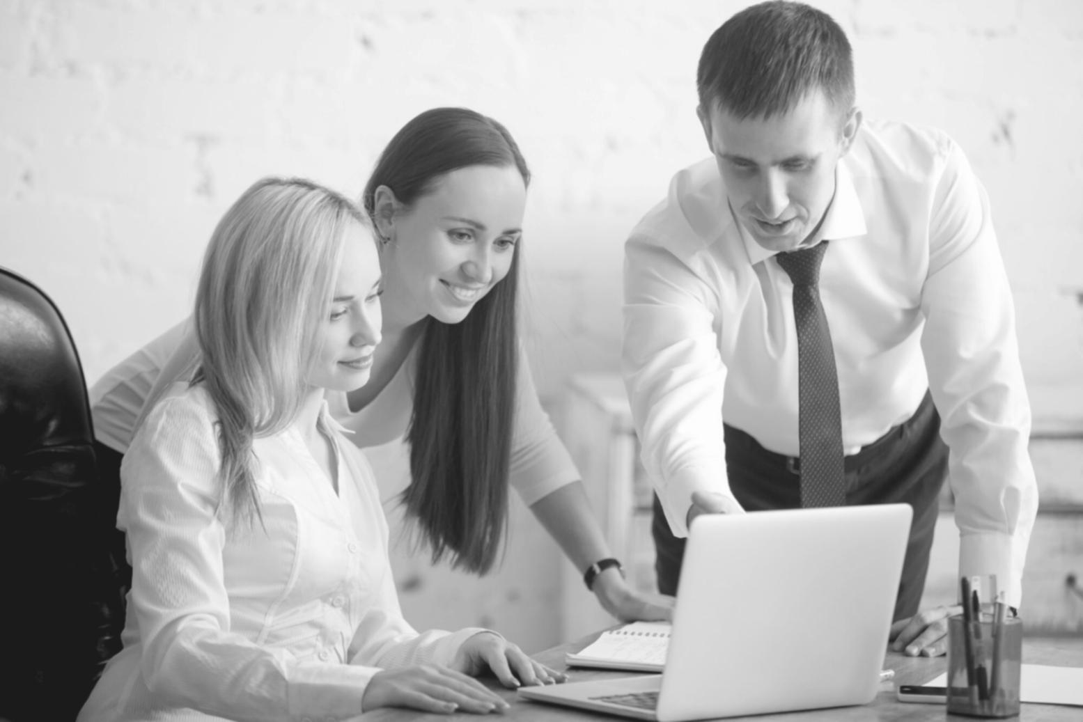 Moderne Geschäftsbesprechung mit Experten bei der Analyse von Unternehmenskennzahlen